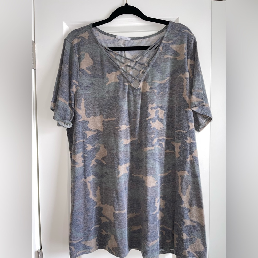Plus size camo criss-cross tee